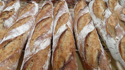 Baguettes semi-complètes au levain naturel, cuites à la ferme de Logonet, Sauzon, Belle-Île-en-Mer