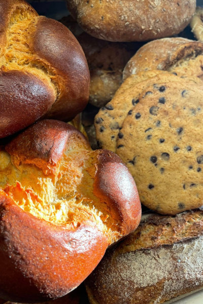 Assortiment gourmand — brioche tressée dorée, cookie aux pépites de chocolat et pain au levain naturel, Ferme de Logonet, Sauzon, Belle-Île-en-Mer