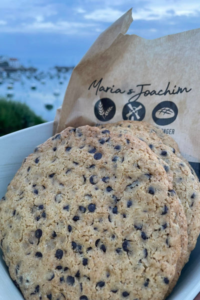 Cookie aux pépites de chocolat artisanal de la Ferme de Logonet, Sauzon, Belle-Île-en-Mer, avec sachet kraft Maria & Joachim et vue sur le port
