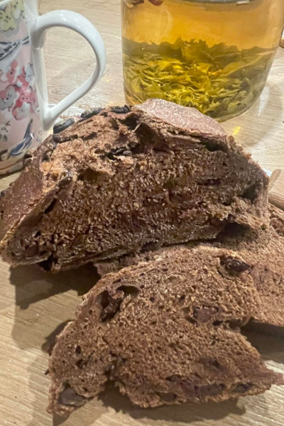 Pain au cacao au levain naturel coupé en tranches, Ferme de Logonet, Sauzon, Belle-Île-en-Mer